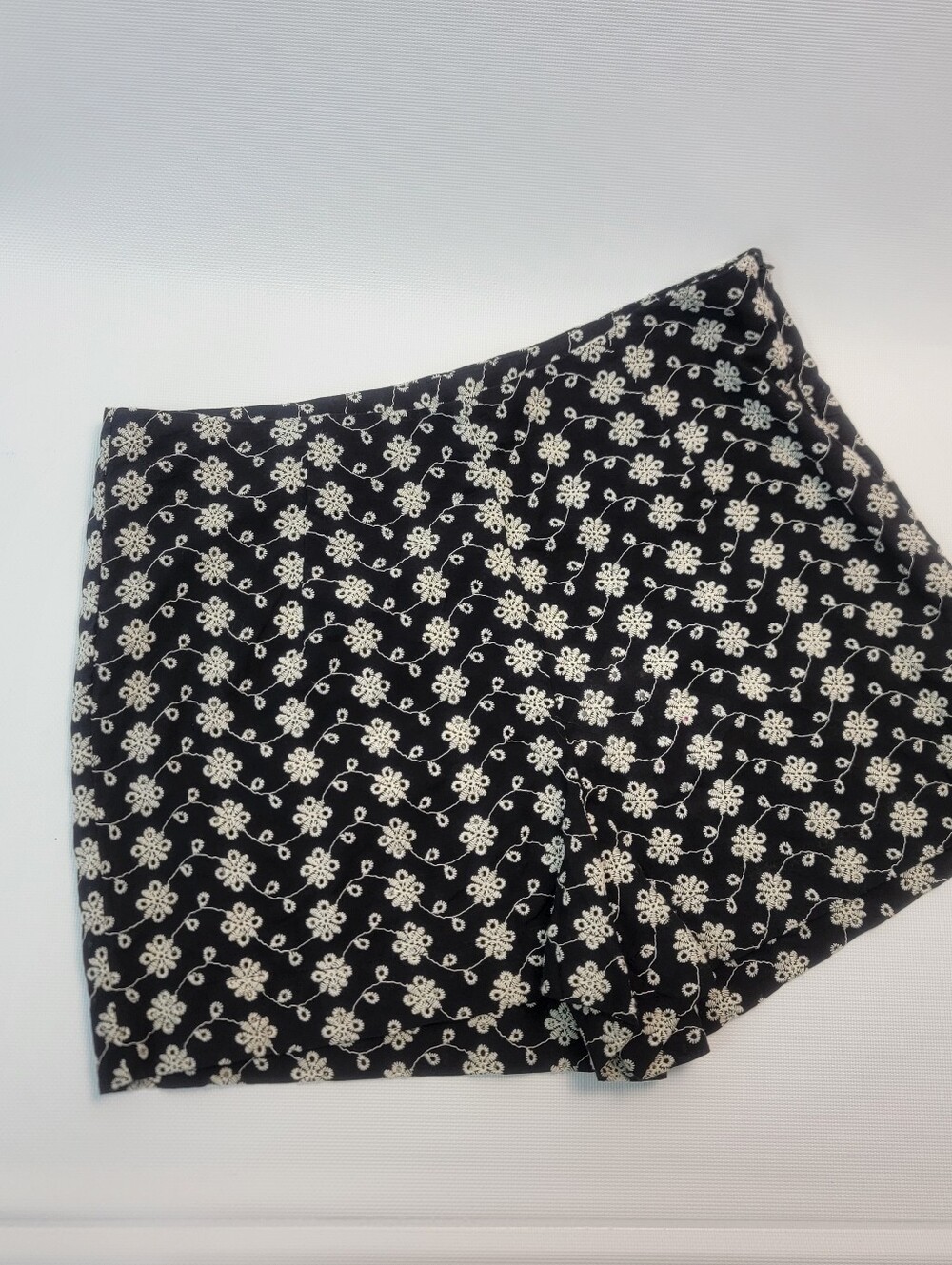 Jason Wu Black White Floral Embroidered Eyelet Design Cotton Chic Shorts Size 6